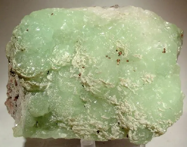 Photo: Robert M. Lavinsky, CC BY-SA 3.0 Prehnite with native copper, Keweenaw County