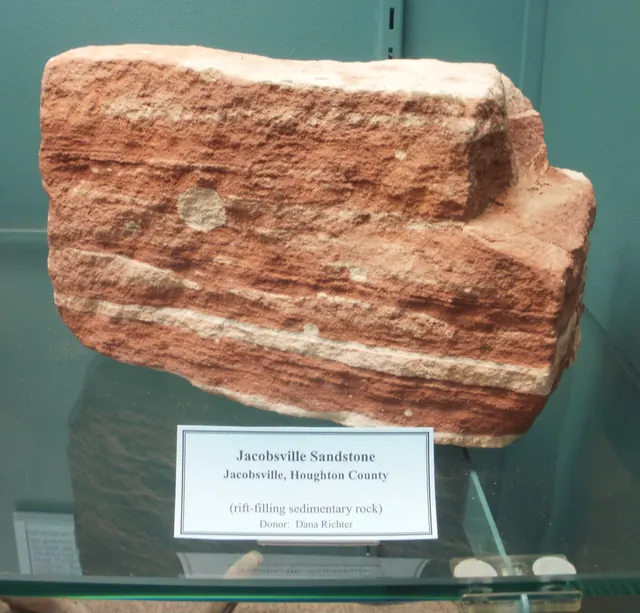 Photo: Chris857, CC BY-SA 3.0 Jacobsville Sandstone from Jacobsville, Michigan, A. E. Seaman Mineral Museum